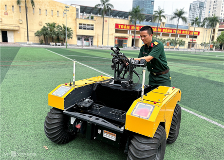 Nhóm giảng viên ứng dụng AI sáng chế robot chiến trường